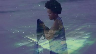 Dijital şebekeden sonra kayışı ayarlayan bir kadın ıslak kumun üzerinde titreşip yoga minderini açıyor. Açık hava, sağlık, dinginlik, farkındalık, spor giyim, rahatlık, minimalizm.