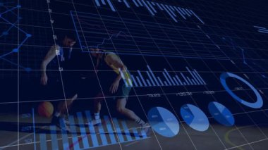 Mavi formalı oyuncu, teknik çizelgeler havada süzülürken boyaya çarpmak için top sürüyor. Atletizm, rekabet, veri görselleştirme, spor, performans, enerji, eğitim