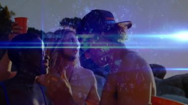 Sahil ekibi kırmızı bardakları kaldırıyor ve iş pazarlama çekimi sırasında yüzen sayısal örtüler oluşturuyor. Yaz zamanı, yoldaşlık, açık hava, boş zaman, hareketli, sosyalleşme, günbatımı