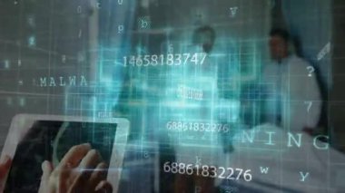 Tableti deniz mavisi şebekesine yerleştirmek ve tıbbi beyin taramasının hayati işaret grafiğine evrimleşmesini izlemek. Teknoloji, yenilik, sağlık, dijital, veri, analiz, fütüristik