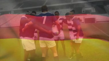 Sekiz rugby oyuncusu sahaya girdi, top tutarak birbirlerine sokuldular. Takım, yoldaşlık, atletizm, takım çalışması, spor, rekabet, enerji