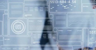 Sunucu, animasyon çizelgeleri yer değiştirirken dizüstü bilgisayarları ayarlayan iş inceleme ekibine rapor veriyor. Şirket, işbirliği, analitik, teknoloji, takım çalışması, modern, çalışma istasyonu