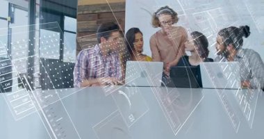 İş toplantısında dizüstü bilgisayarları inceleyen, sürüş planlaması yapan bir grup. İşbirliği, takım çalışması, yenilik, modernlik, beyin fırtınası, dijital, profesyonel