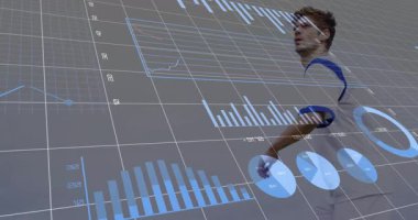 Oyuncu top girişine tepki veriyor ve AR spor verilerini analiz ederken bisiklet tekmesi atıyor. Sporcu, fitness, spor, teknoloji, yenilik, hareket, eğitim