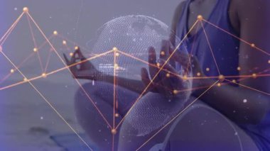 Kadın yoga minderi üzerinde okyanus yoluyla meditasyon yapıyor veri ağını şifreyle ağ küresine dönüştürüyor. Spiritüellik, dinginlik, bağlantı, teknoloji, farkındalık, soyut, sağlık