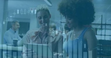 Tableti açan kadın ve meslektaşı analiz için finans çizelgelerini inceliyor. İş, işbirliği, veri, analitik, teknoloji, profesyonel, ofis