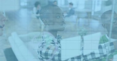 Yetişkin bir kadın yeşil nota basıyor ve iş arkadaşları cam panelde iş fikirlerini gruplandırıyor. İşbirliği, beyin fırtınası, takım çalışması, planlama, yenilik, ofis, modern