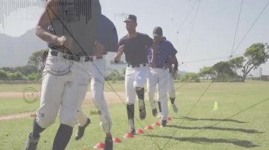 Başroldeki oyuncu, hareketli tempo çubuklarıyla beyzbolun çeviklik tatbikatına başlıyor. Atletizm, takım çalışması, antrenman, açık hava, zafer, motivasyon, performans