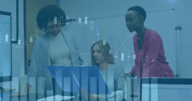 Beyaz kadın finans toplantısına şamdan kaplamalarına işaret eden ekran meslektaşlarını paylaşarak başlıyor. İşbirliği, takım çalışması, profesyonel, ofis, veri, sunum, tartışma