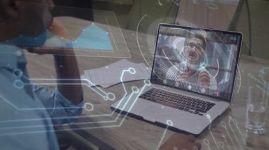 Olgun adam teknoloji toplantısındaki holografik grafik masasını arayan bilgisayarı açıyor. İşbirliği, yenilik, dijital, geleceksel, profesyonel, takım çalışması, iletişim