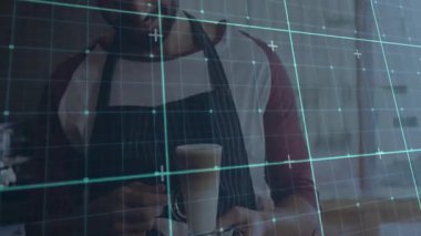 Kafe boyunca dijital şebeke süpürülüyor. Kahvesini yukarda tutan erkek kahveci başlıyor. Seyirciyi kendine çekiyor. Kafe, barista, latte, modern, minimalist, profesyonel, sıcak.