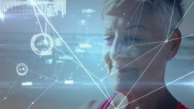 Sahilde kameraya doğru bakan bir kadın görselleştirici yüz düğümleri kullanarak yüzünü çevirdikten sonra. Gelecekçi, dijital alarm, teknoloji, bağlantı, portre, açık hava, yenilik