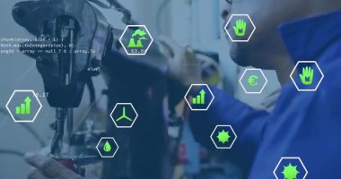 Kapakçığı ayarlayan ve çalıştırmak için kilit ayarlayan bir teknoloji teknisyeni. Sanayi, otomasyon, mühendislik, süreç, yenilik, makine, kesinlik