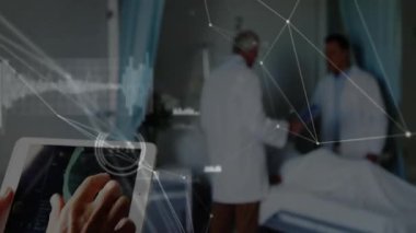 Tıbbi kaplamalar kullanarak doktorların buluşması sırasında tablet taraması ve hayati bulguların izlenmesi. Tıbbi, tanı, sağlık, dijital, klinik, profesyonel, yenilik