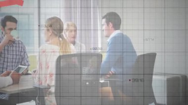 İşletme ölçümlerini inceleyen tablet verilerini kırmızı aşağıya doğru grafikte paylaşan takım değerleri kapsar. İşbirliği, analitik, takım çalışması, projeksiyon, şirket, tartışma, modern