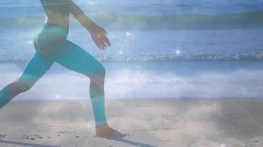 Bir kadın kıyıya doğru atlıyor, omurgasını genişleterek parlayan ağ refahı arttırıyor. Fitness, sükunet, farkındalık, minimalist, sağlıklı, açık hava, bağlantı