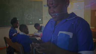 Animasyon çizgileri olarak kaydırırken telefonu çeken ve dinleyen bir kız eğitim verilerini görselleştiriyor. Teknoloji, bağlantı, öğrenme, eğitim, yenilik, dijital, gençlik