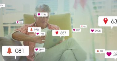 Son sınıf öğrencisi tableti tıklatıyor ve kahveyi yudumlarken yüzen sosyal medya bildirimlerini izliyor. Emeklilik, rahatlama, teknoloji, şehir, yaşam tarzı, görselleştirme, modern