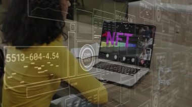 İş analisti dizüstü bilgisayarı açıp NFT toplantısına katılarak şeffaf veri panelleri ve grafikleri gösteriyor. Dijital, işbirliği, teknoloji, girişim, fütüristik, veri görselleştirme, profesyonel