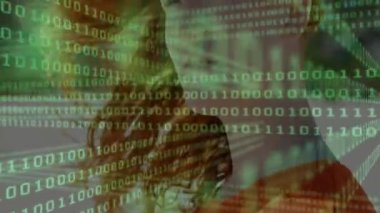 İkili parşömen, model dönüşünü yeşil kod taraması yaparak profil gösterme teknolojisini ortaya çıkarıyor. Dijital, fütüristik, soyut, yenilik, teknoloji, siber, veri