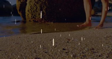 İnsan sığ sularda dolaşır, dalgalanmalar yaratır. Bu arada aksaklık çizgileri kayan yıldızlar teknolojide canlanır. Deniz manzarası, sükunet, dijital alarm, rahatlama, doğa, minimalist, hareket