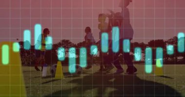 Kadın antrenör, koni etrafında futbol topu salyaları akıtan oyunculara sinyal veriyor sonra da spor antrenmanına atlıyor. Atletizm, takım çalışması, motivasyon, açık hava, egzersiz, sportmenlik, rekabet