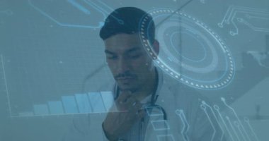 Tıbbi uzmanlar çeneye dokunuyor ve aşağıya bakıyor. Tıbbi verileri holografik HUD ile analiz ediyorlar. Sağlık, teknoloji, yenilik, veri, analitik, fütüristik, profesyonel