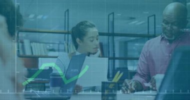 İş görüşmeleri sırasında yeşil çizgi çizelgesini başlatan kadın ve iş arkadaşının belge okuması. İşbirliği, analiz, takım çalışması, profesyonel, iş, strateji, modern