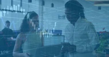 Veri girişini tartışan ve pazar eğilimlerini olay yerini kaplayan şamdan çizelgeleri olarak analiz eden meslektaşlar. İşbirliği, teknoloji, finans, analitik, modern, profesyonel, iş