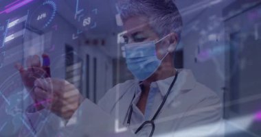 Kadın doktor koridorda el kaldırıyor, hayati belirtileri güncelleyen bandajları gösteriyor. Tıbbi, tanı, teknoloji, sağlık, veri, profesyonel, klinik