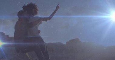 Yolculuk için kanyon uçurumuna varan çift, omuzlarına tırmanıyor ve mercek fişeklerini işaret ediyor. Macera, keşif, doğa, panoramik, manzara, romantik, uyum