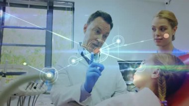 Diş hekimi, elinde ayna olan hastanın üzerine eğilip, haritalama için holografik diş düğümünü etkinleştiriyor. Sağlık, yenilik, teknoloji, tanı, teletıp, tıbbi görselleştirme, profesyonel