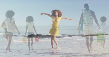 Kırmızı kova dolduran kıvılcım saçan aile gezintisi seyahat reklamı için hoplayıp zıplayan top dansçısı. Sahil, neşe, neşe, eğlence, uyum, yaşam tarzı, samimiyet