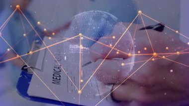 Doktor, hasta bilgilerini panoya kaydedip akışı gösteren tıbbi dijital örtüyü aktifleştiriyor. Sağlık, işbirliği, dijital sağlık, tıbbi teknoloji, klinik ekip, veri analizi, yenilik