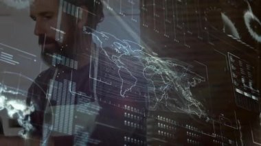 İnteraktif dünya haritası güncellemelerini incelerken kareye giren teknisyen tableti tıklatıyor. Teknoloji, takım çalışması, yenilik, veri, iletişim, fütüristik, profesyonel