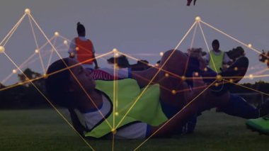 Takım arkadaşı, alacakaranlıkta futbol antrenmanında baş aşağı top atarak el başlatan bir oyuncu öneriyor. Atletizm, takım çalışması, dayanıklılık, açık hava, eylem, motivasyon, fitness