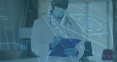 Kıdemli erkek doktor pano notları yazıyor. Holografik tıbbi verilerin etrafında dönmesine neden oluyor. Tıbbi, sağlık, dijital, yenilik, teknoloji, profesyonel, gelecekçi