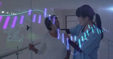 Hemşire koridora giriyor ve hastaya, mali durumlarını dengelemek için tırabzan boyunca rehberlik ediyor. Bakıcı, iyileştirme, destek, rehabilitasyon, rehberlik, şefkat, sağlık