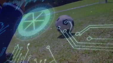 Futbolcunun ayağı kaleye doğru top sürüp top sürüyor. İB takip hareketini örtüyor. Atletik, rekabet, dijital, teknoloji, spor, hareket, manzara