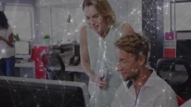 Denetmen ekranı işaret ediyor, hareket halindeki çubuklu doktorları dağıtıyor ofis konuşma analisti odaklanıyor. İşbirliği, takım çalışması, profesyonel, modern, üretkenlik, iletişim, birlikte çalışma