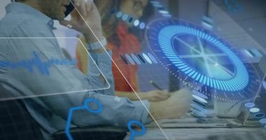 Ekip akıllı telefon görüşmesi yapıyor ve iş için dizüstü bilgisayarda beliren dairesel arayüz olarak notlar alıyor. Şirket, işbirliği, teknoloji, veri, analitik, yenilik, profesyonel