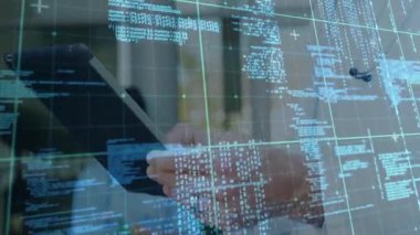 Stetoskop tıkırdayan tablet ekranlı doktor hasta verilerini inceleyerek nabzı etkinleştiriyor. Teknoloji, yenilik, sağlık, dijital, veri, profesyonel, modern