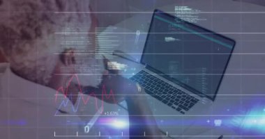 Bilgisayardaki tarama kodu finans grafiği başlatılıyor. Performans ölçümlerini izleyen adamı çevreleyin. Teknoloji, analitik, profesyonel, veri, danışmanlık, modern, strateji