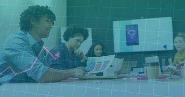 Yükselen çizgi grafiği olarak ortaya çıkan oku izleyen meslektaşlar iş stratejilerini yönlendiren eğilimleri gösteriyor. İşbirliği, analitik, veri, sunum, takım çalışması, iletişim, profesyonel