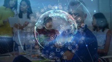 Ekip dinleme cihazları masadaki teknolojik verileri ağ simgeleriyle birlikte holografik küre olarak gözden geçiriyorlar. İşbirliği, yenilik, teknoloji, veri görselleştirme, takım çalışması, dijital arayüz, modern ofis