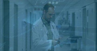 Hastanenin koridorunda hasta dosyasını tutan doktor, mavi hologramları çalıştırıyor ve hasta ölçülerini örtüyor. Tıbbi, sağlık, teknoloji, fütüristik, tanı, profesyonellik, yenilik