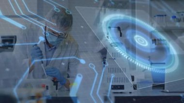 Laboratuvar teknisyeni pipet pipetleme sıvısı alan bir meslektaşın tableti aktif hale getirdiğini tespit etti. Bilim adamı, yenilik, fütüristik, dijital, kesinlik, araştırma, işbirliği