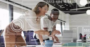 İş arkadaşları dizüstü bilgisayarı beyaz masaya yerleştiriyor ve iş görüşleri için gösterge panelini etkinleştiriyor. İşbirliği, analitik, veri görselleştirme, modern, profesyonel, takım çalışması, yenilik