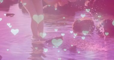 Bir kadın seyahat etmek için kayalık kıyı suyuna basıyor, yüzeye dokunuyor, taşları denetleyen damlacıkları tekmeliyor. Denizci, dinginlik, yansıma, doğa, keşif, açık hava, huzur