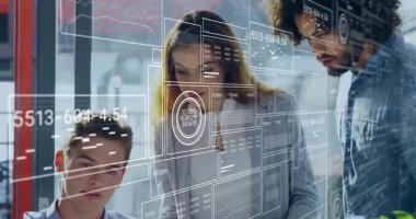 Analiz ekibi dizüstü bilgisayarda yazı yazıyor, iş yerinde tableti tıkırdatıyor, inceleme için çizelgeler hazırlıyor. Sayısallaştırma, işbirliği, yenilik, teknoloji, gökdelen, veri görselleştirme, modernlik